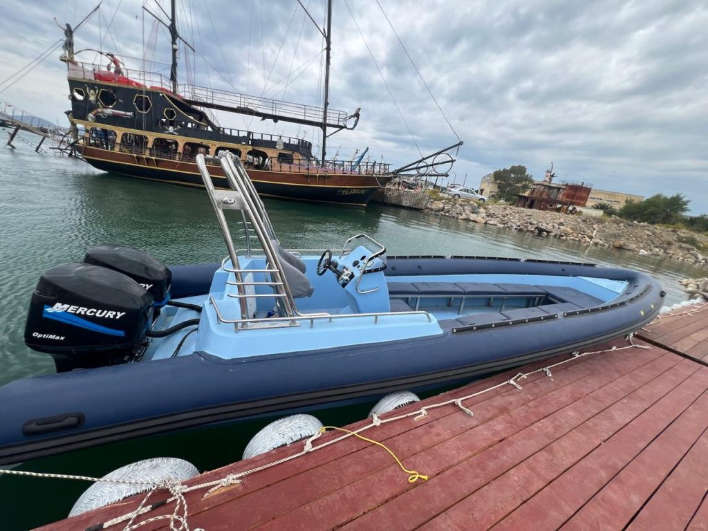 Sike longboat in harbor