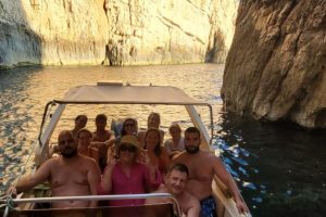 Group photo in sike 1 boat